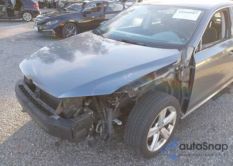 2014 Volkswagen Passat 1.8T Wolfsburg Edition z USA, uszkodzony, nr VIN 1VWAT7A35EC044821